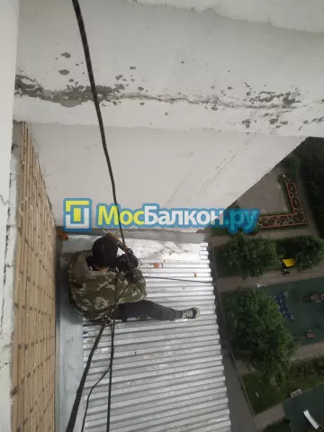Крыша на балконе в Лобне монтаж и ремонт по выгодной цене от МосБалкон