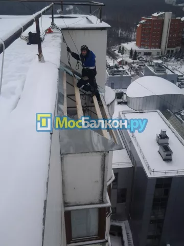 Крыша на балконе в Лобне монтаж и ремонт по выгодной цене от МосБалкон
