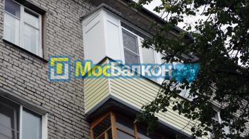 Остекление балкона с монтажом крыши и внешней отделкой