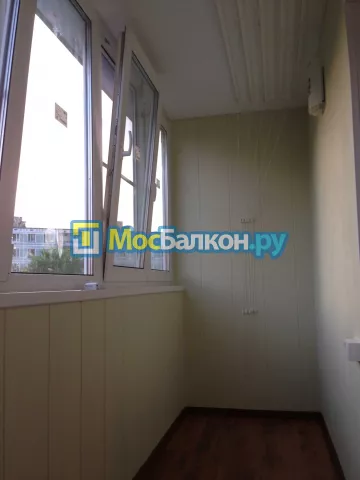 Отделка балкона и лоджии пластиковыми ПВХ панелями в Лобне от компании МосБалкон