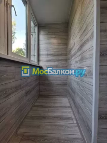 Отделка балкона и лоджии пластиковыми ПВХ панелями в Лобне от компании МосБалкон